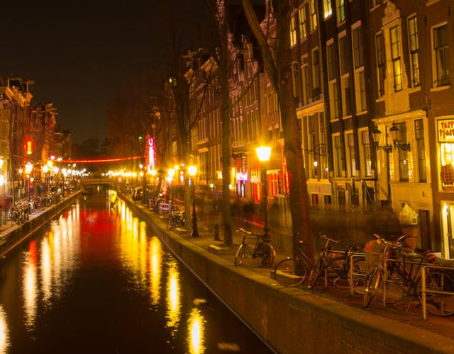 De kosmopolitische stad Amsterdam biedt trendy onroerend goed